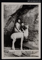 相關藏品主要名稱：李一楠與琦君於動物雕像上合照1-78的藏品圖示